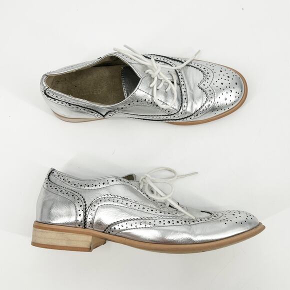 ModCloth Silver Metallic Wingtip Faux Leather Wingtip Oxford Shoes Size 8 - Picture 1 of 5